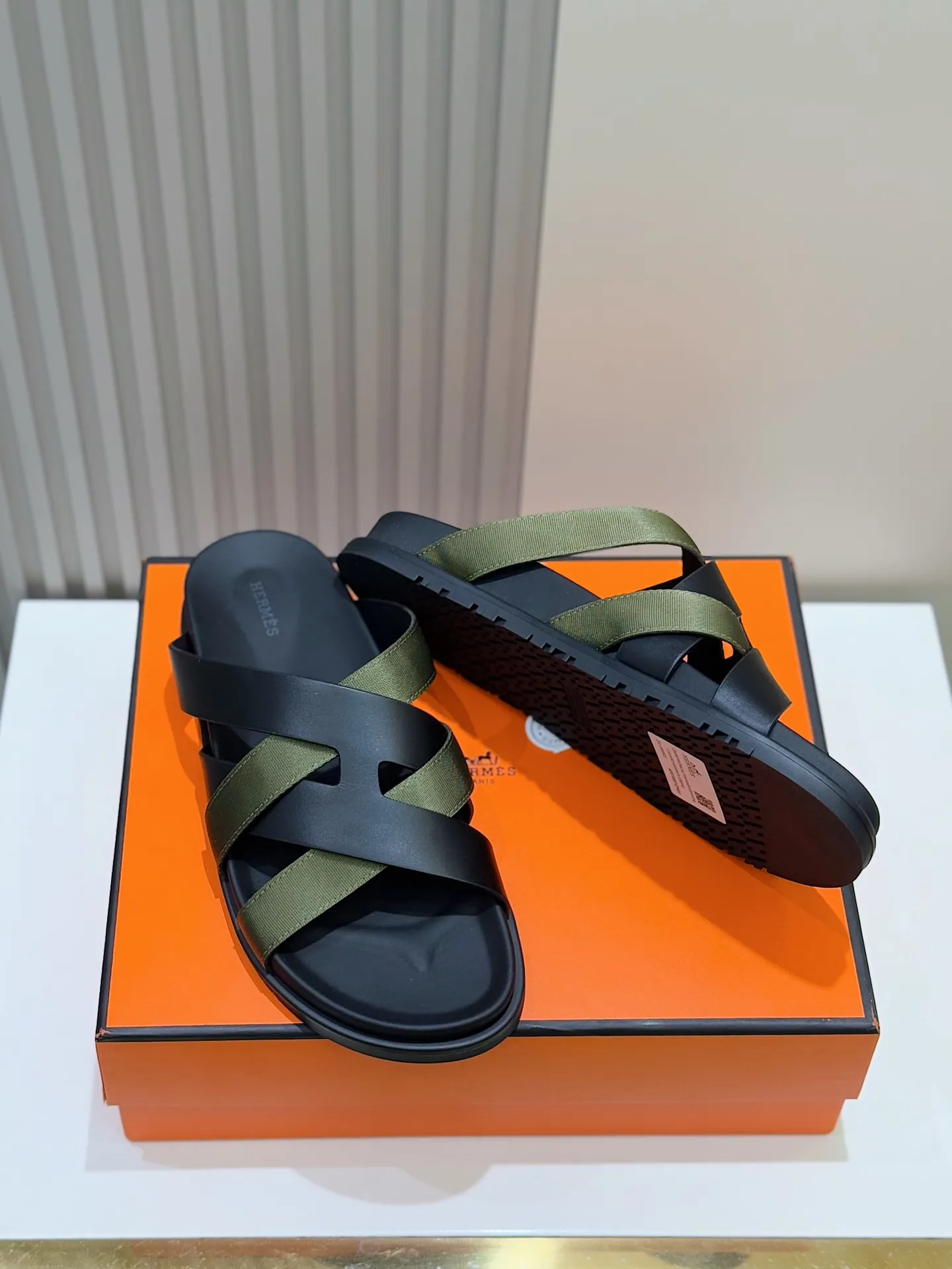 p300💰Men's Shoes Hermes Men's Kazimir Slippers - Top quality woven calfskin functional sandals with an intertwined upper inspired by the "H" iconic pattern to create a casual look, perfect for summer. Imported cowhide + cowhide lining + rubber outsole Size: 39-44 (customized at 38.45.46)